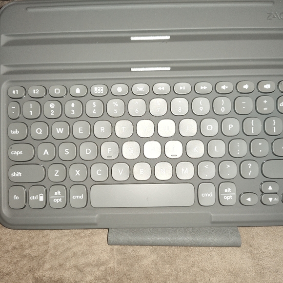 Zagg ZKB11FBB34 PRO Keys Detachable Bluetooth Keyboard - for iPAD PRO 11 - Picture 4 of 13